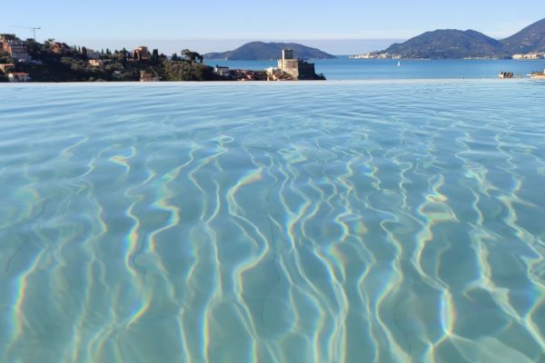 Piscina a sfioro sul mare